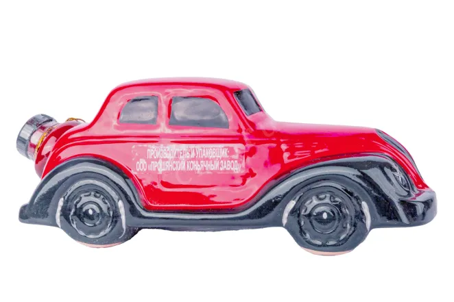 Коньяк Ретро автомобиль КВ 7 лет в подарочной упаковке  0.5 л