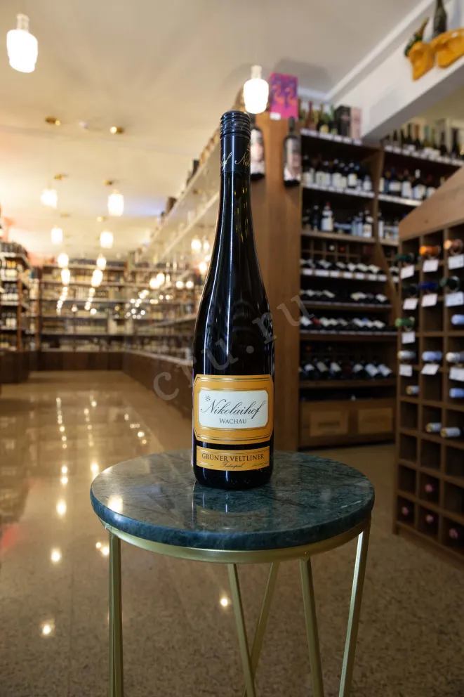 В магазине Крю Профи Nikolaihof Wachau Im Weingebirge Gruner Veltliner Federspiel 2021 0.75 л