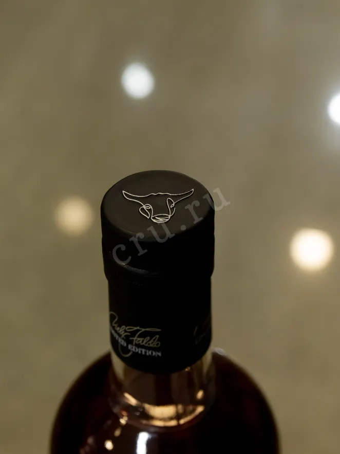 Пробка Black Bull Blended 18 years old with gift box 0.7 л