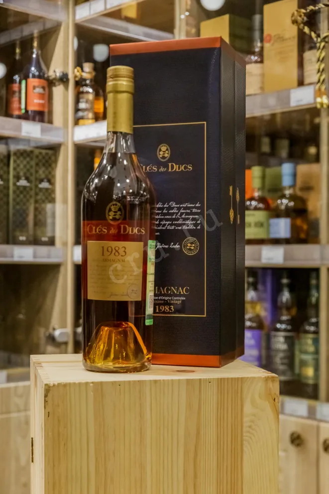 В магазине Крю Профи Cles des Ducs Millesime gift box 1983 0.7 л