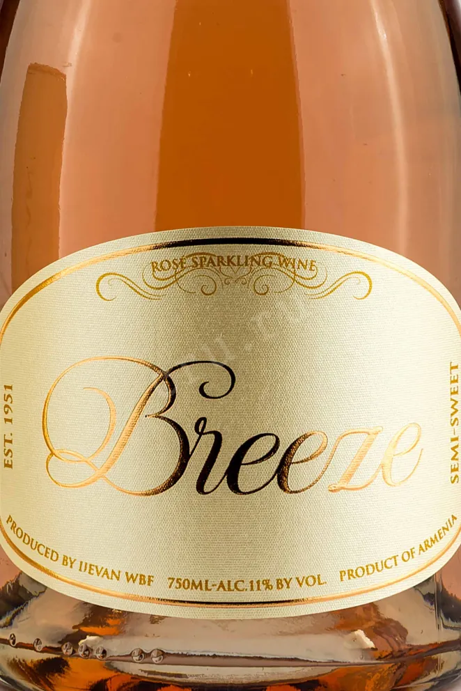 Игристое вино Ijevan Breeze Rose Semi-Sweet in gift box 2024 0.75 л