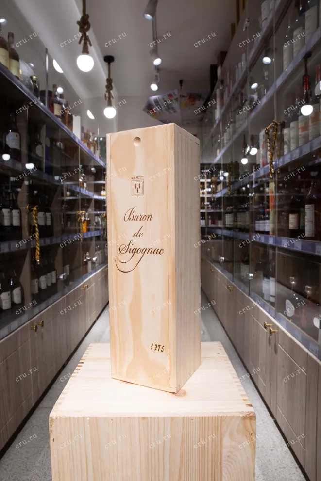 В магазине Крю Профи Baron de Sigognac wooden box 1975 0.7 л