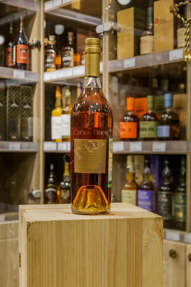 В магазине Крю Профи Cles des Ducs Millesime gift box 1983 0.7 л