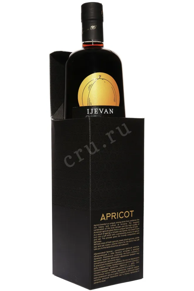 В подарочной коробке Ijevan Apricot 10 years with gift box 0.5 л