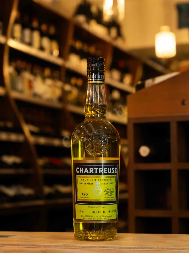 В магазине Крю Профи Chartreuse Jaune 0.7 л