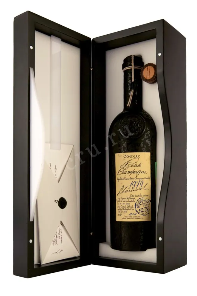 В подарочной коробке Lheraud 1979 0.7 л