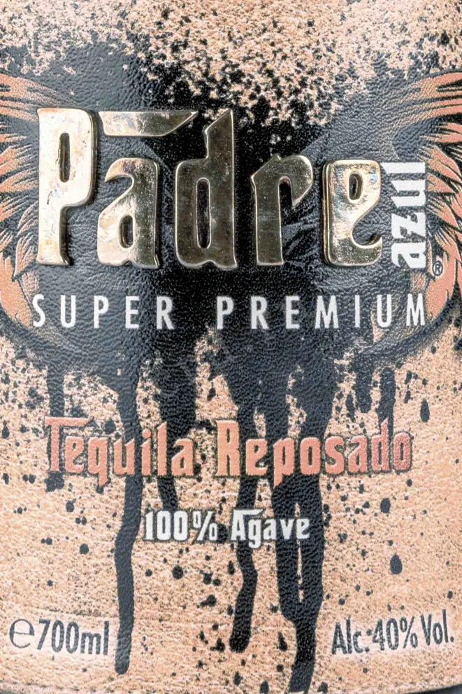 Текила Padre Azul Reposado in leather case  0.7 л