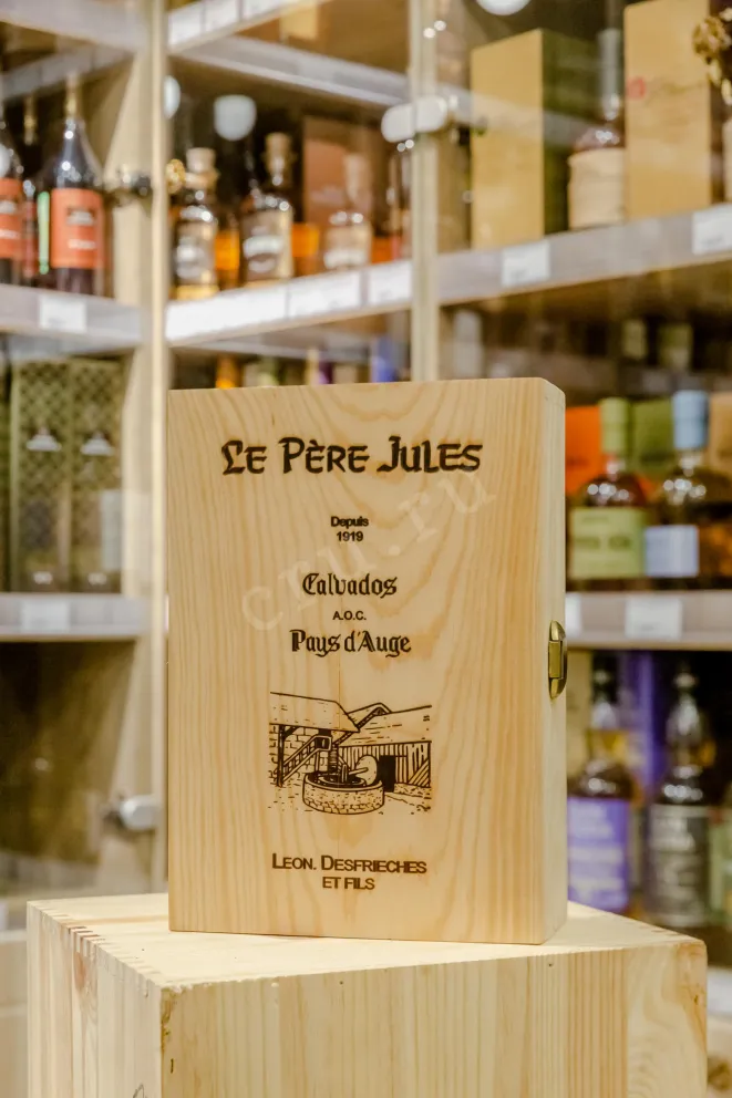 Кальвадос Le Pere Jules Pays d'Auge 20 ans in wooden box   0.7 л