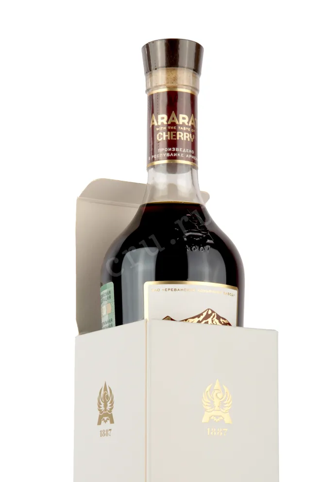 Коньяк Арарат со вкусом вишни 0,5 в подарочной упаковке