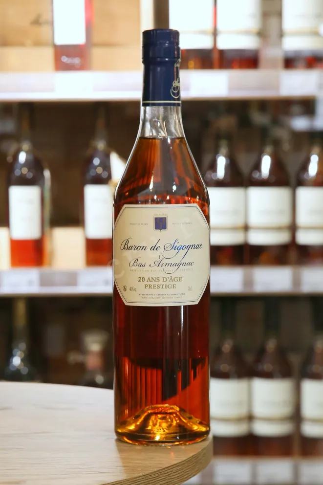 В деревянной коробке Арманьяк Baron de Sigognac 20 ans d'age