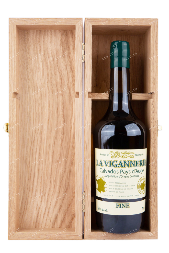 Бутылка кальвадоса Ла Виганери Файн 0.7 в деревянной коробке