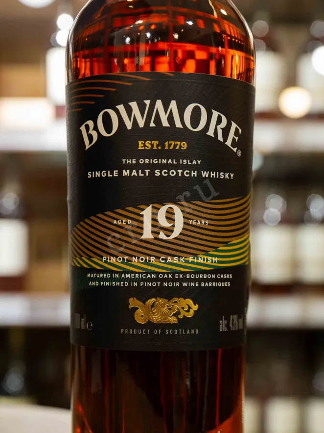 В магазине Крю Профи Bowmore Ex Bourbon & Pinot Noir 19 Years Old in gift box 0.7 л