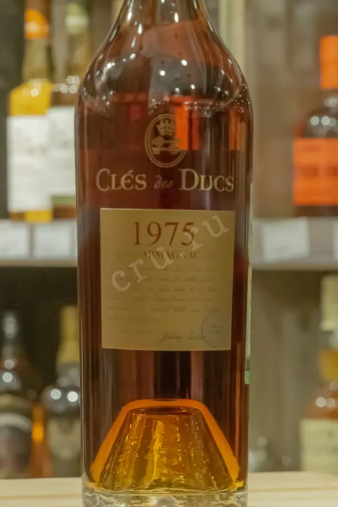 В магазине Крю Профи Cles des Ducs Millesime 1975 0.7 л