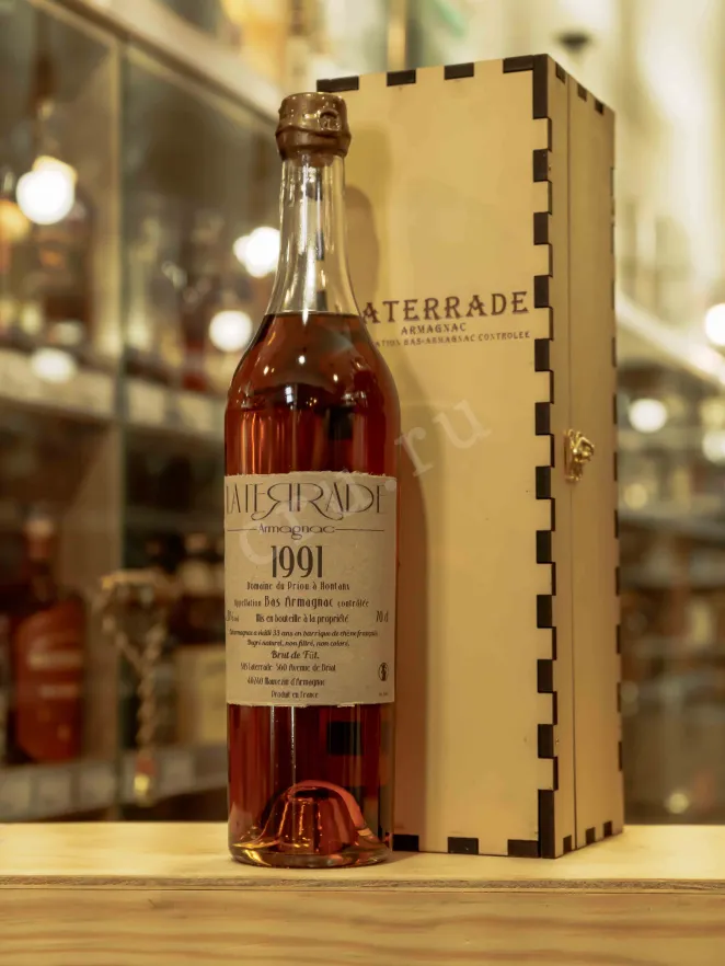 В магазине Крю Профи Laterrade Domaine du Priou Bas Armagnac in wooden box 1991 0.7 л