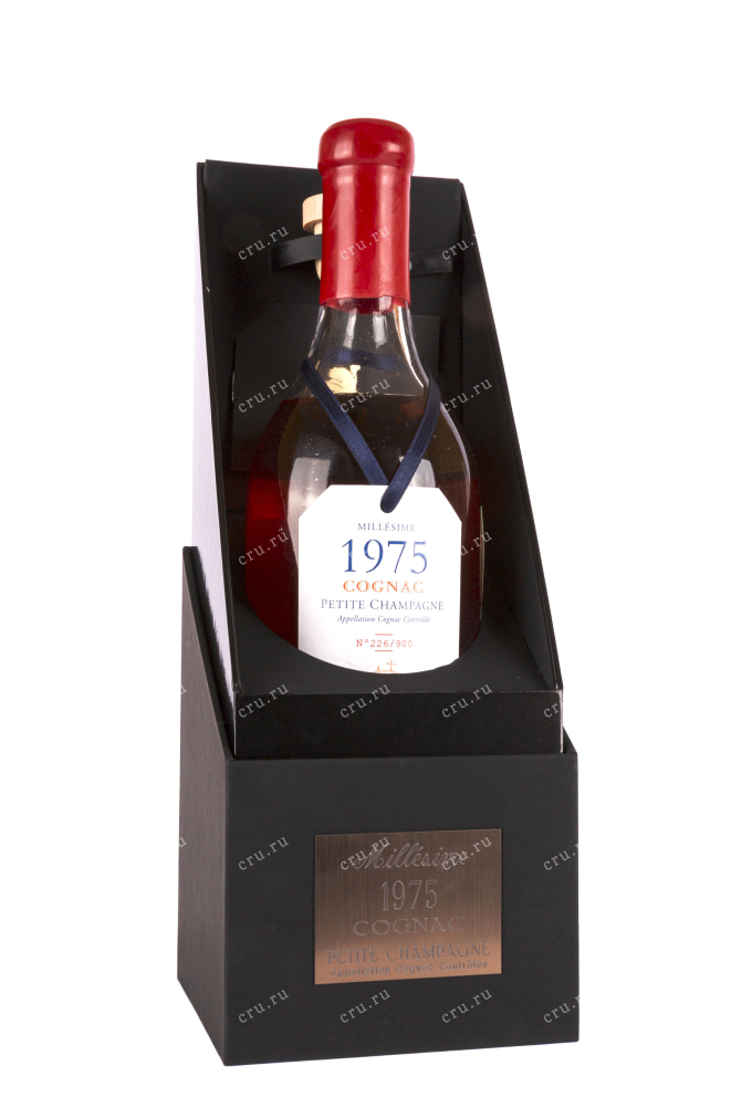 В подарочной коробке Deau Petite Champagne in gift box 1975 0.7 л