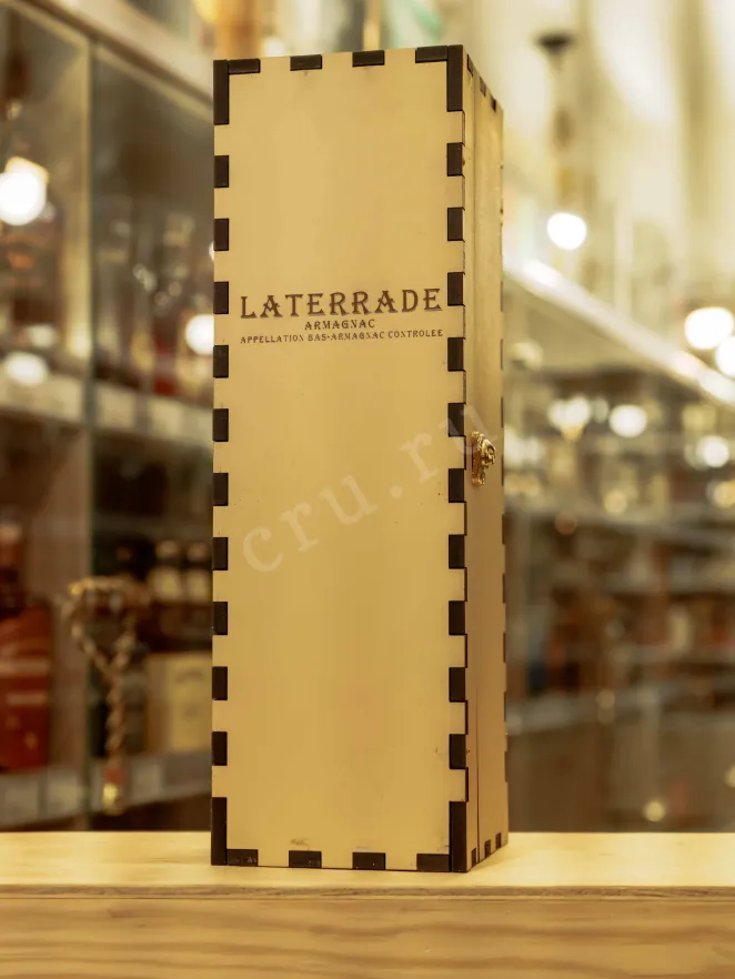 В магазине Крю Профи Laterrade Chateau de La Beroje Bas Armagnac in wooden box 1977 0.7 л