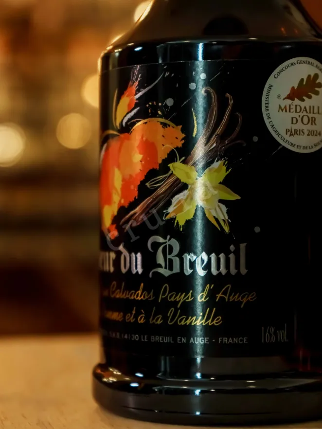 В магазине Крю Профи Coeur Du Breuil Aperitiv au Calvados Pays D’Auge a la Pomme et a la Vanille 0.7 л