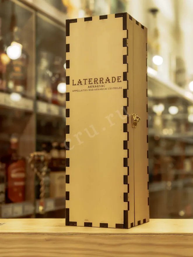 В магазине Крю Профи Laterrade Chateau de Briat Bas-Armagnac in wooden box 2006 0.7 л