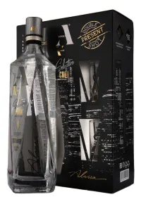 Водка А в подарочной упаковке с двумя стопками  0.7 л