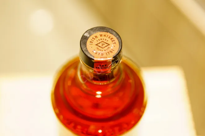 Пробка Powers Gold Label with gift box 0.7 л