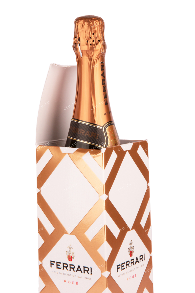 Шампанское Феррари Розе Брют Тренто Док 0.75 в подарочной упаковке