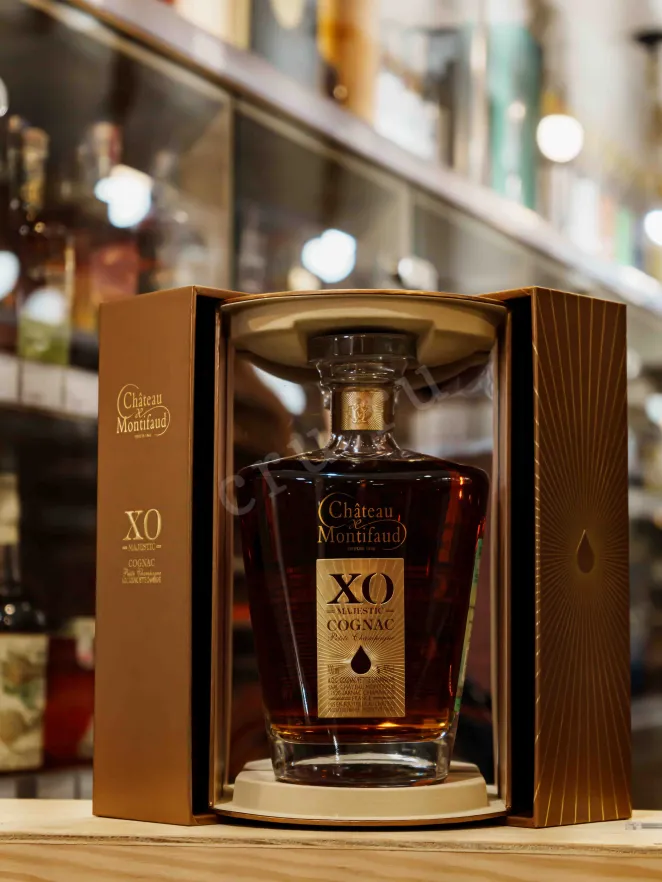 В магазине Крю Профи Chateau Montifaud Petit Champagne XO Majestic gift box 0.7 л