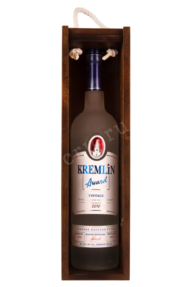Бутылка водки Kremlin Award Vintage in wooden box 0.7 в подарочной упаковке