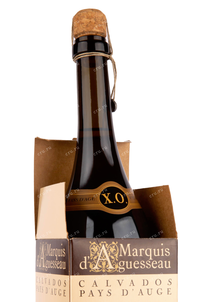 Бутылка кальвадоса Маркиз д`Агессо 20 лет 0.7 в подарочной коробке