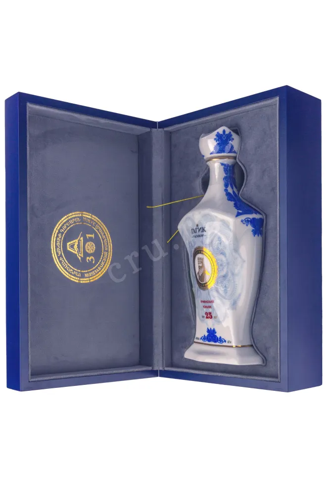 В подарочной коробке Gagik Tagavor OS 25 years old in wooden box 0.7 л