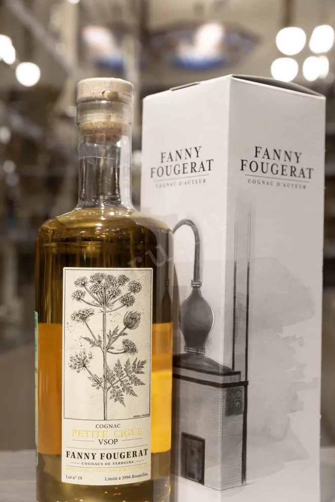 В магазине Крю Профи Fanny Fougerat Petite Cigue VSOP Fins Bois in gift box 0.7 л