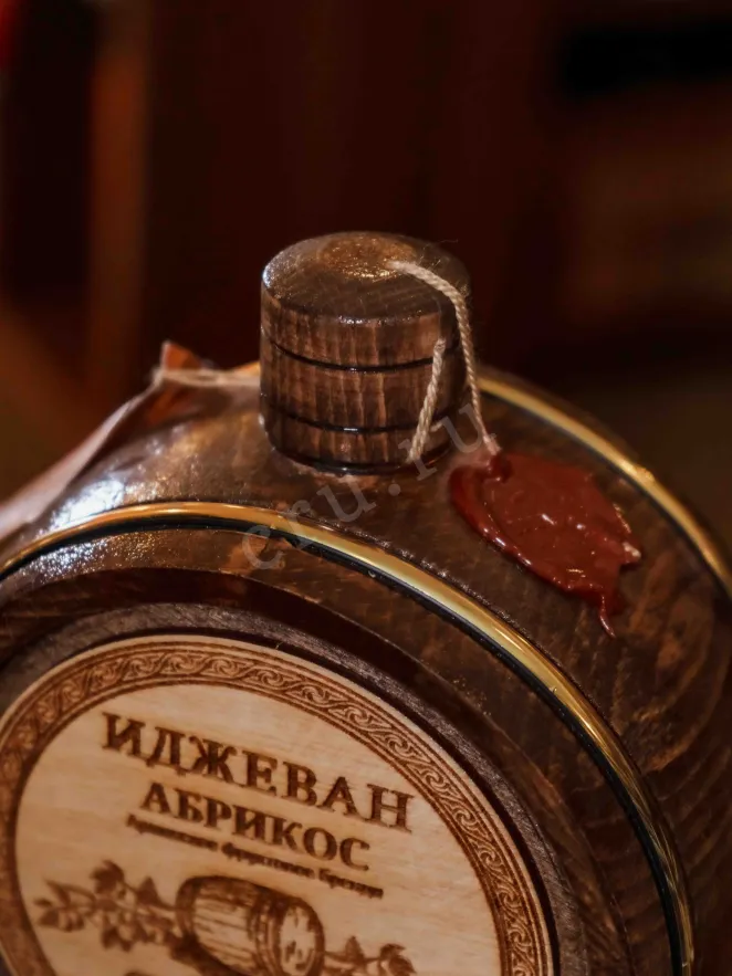 Пробка Ijevan Apricot 10 years in wooden barrel 0.7 л