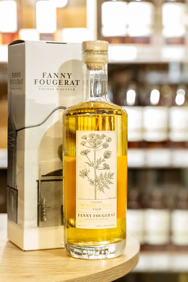 В магазине Крю Профи Fanny Fougerat Petite Cigue VSOP Fins Bois in gift box 0.7 л