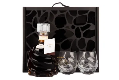 Бренди Torres Jaime I Reserva de la Familia gift box with 2 glasses  0.7 л