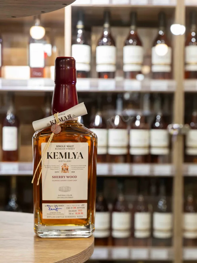 В магазине Крю Профи Kemlya Sherry Wood in wooden box 0.7 л