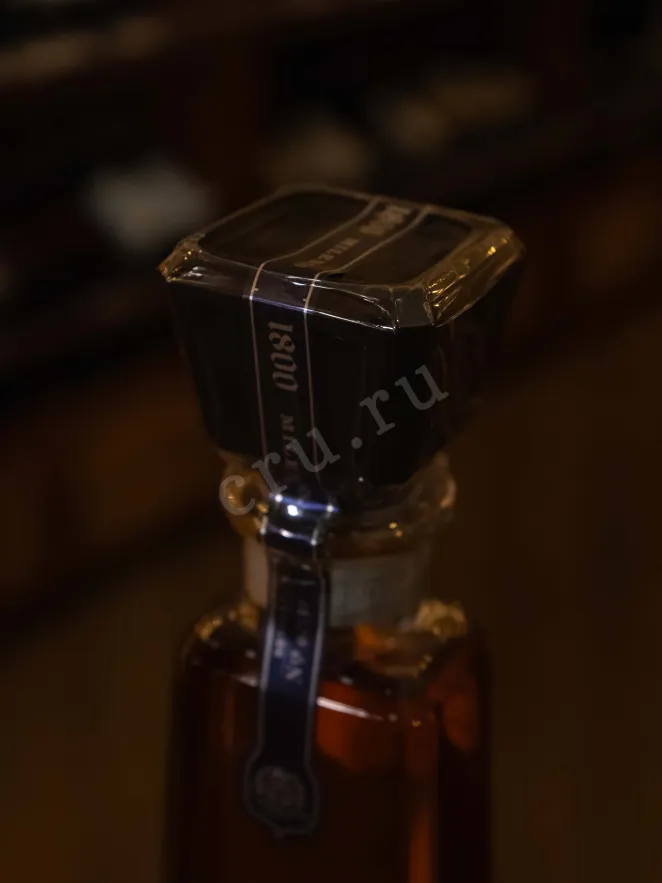Пробка Jose Cuervo 1800 Milenio Extra Anejo in gift box 0.7 л