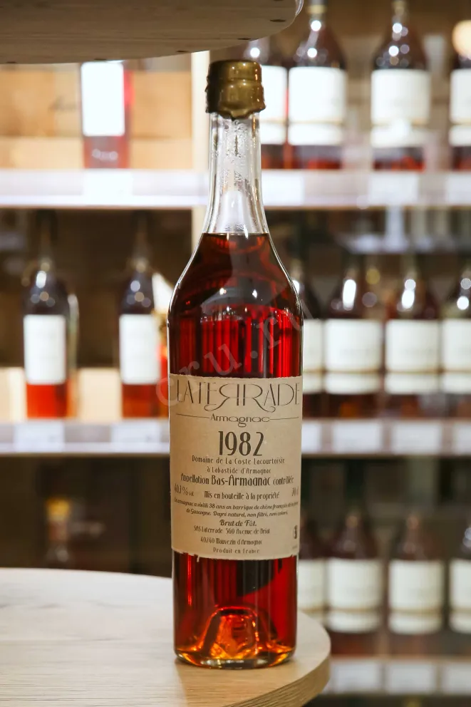 В магазине Крю Профи Laterrade Domaine de La Coste Lacourtoisie Bas-Armagnac in wooden box 1982 0.7 л