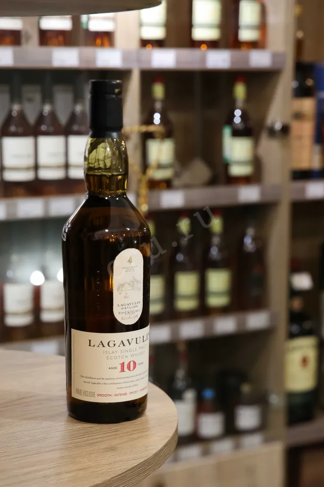 В магазине Крю Профи Lagavulin 10 years old gift box 0.7 л