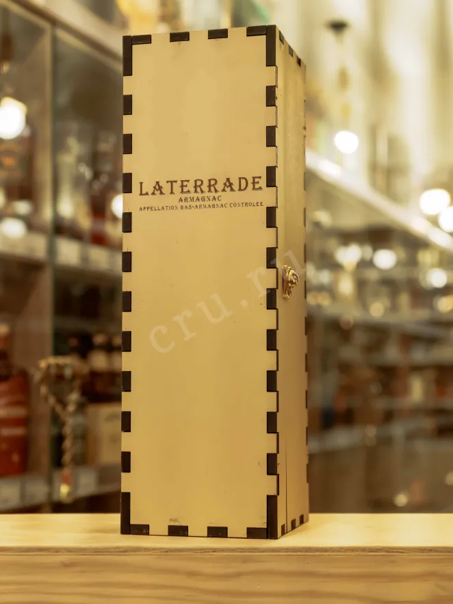 В магазине Крю Профи Laterrade Domaine de Pichet Bas-Armagnac in wooden box 1981 0.7 л