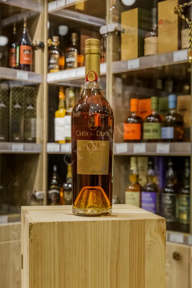 В магазине Крю Профи Cles des Ducs Millesime 1975 0.7 л