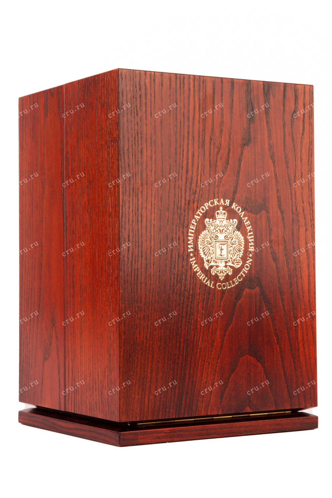 Подарочная коробка водки Императорская Коллекция Супер Премиум Фаберже белый деревянная коробка 0.7