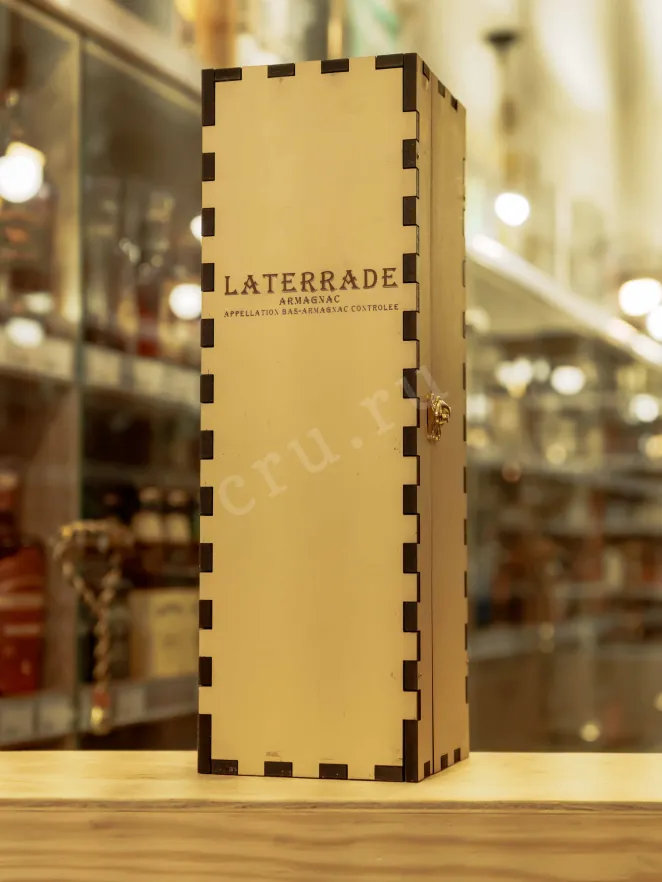В магазине Крю Профи Laterrade Chateau de La Pouche Armagnac Tenareze in wooden box 1967 0.7 л