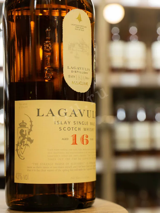 Виски Lagavulin 16 years with gift box  0.7 л