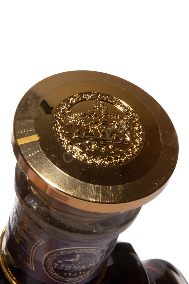 Пробка Ijevan Special Edition 8 Years Old in gift box 2015 0.7 л