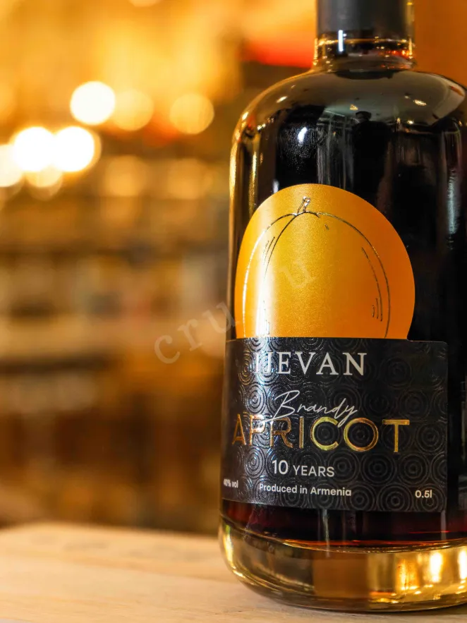 В магазине Крю Профи Ijevan Apricot 10 years with gift box 0.5 л