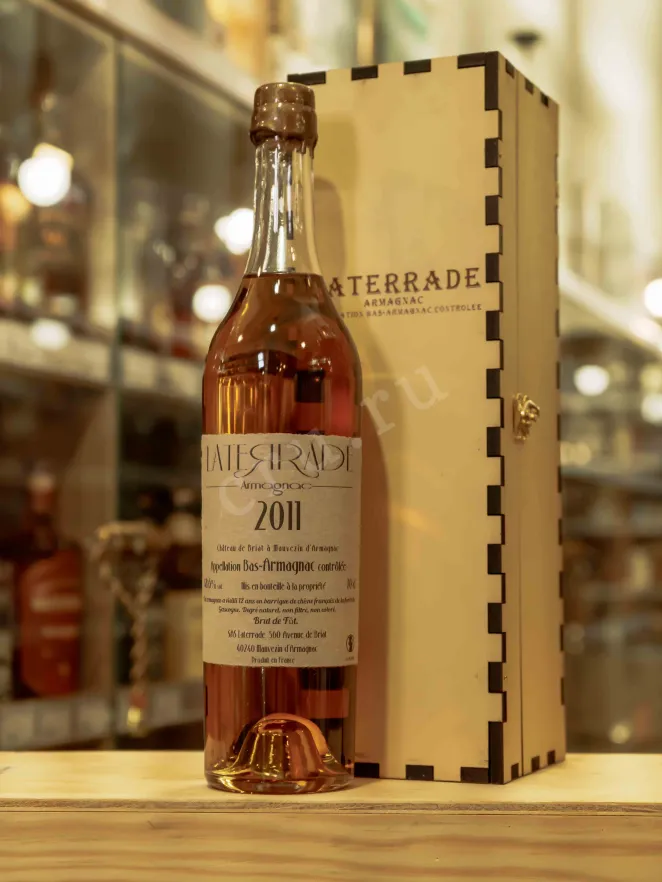 В магазине Крю Профи Laterrade Domaine de Briat Bas-Armagnac in wooden box 2011 0.7 л