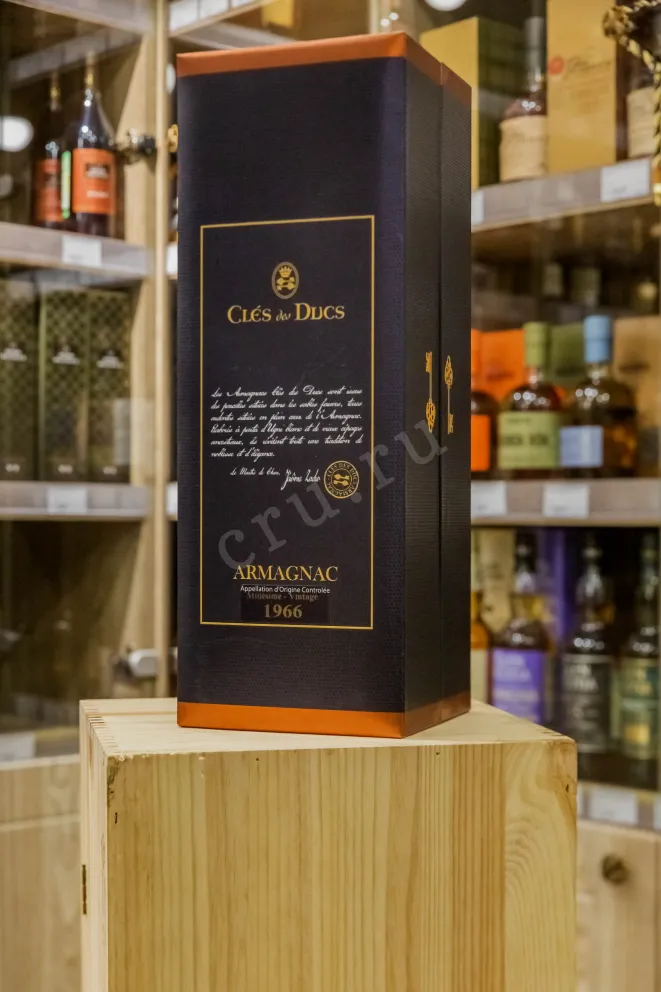В магазине Крю Профи Cles des Ducs 1966 0.7 л