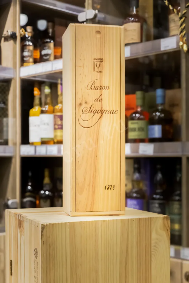 В магазине Крю Профи Baron de Sigognac wooden box 1978 0.7 л