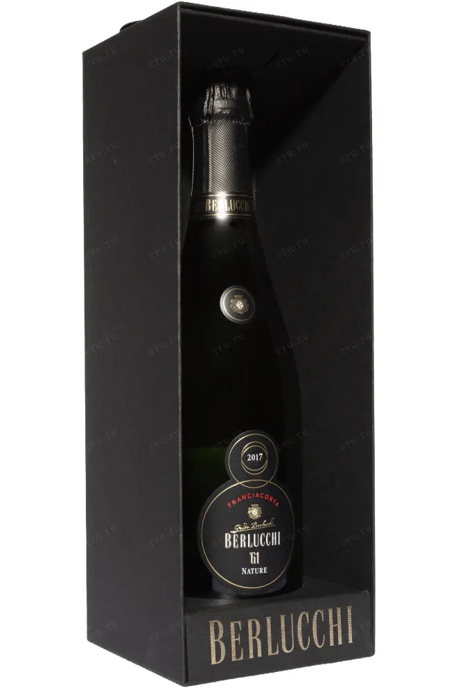 В подарочной коробке Berlucchi 61 Franciacorta Nature gift box 0.75 л
