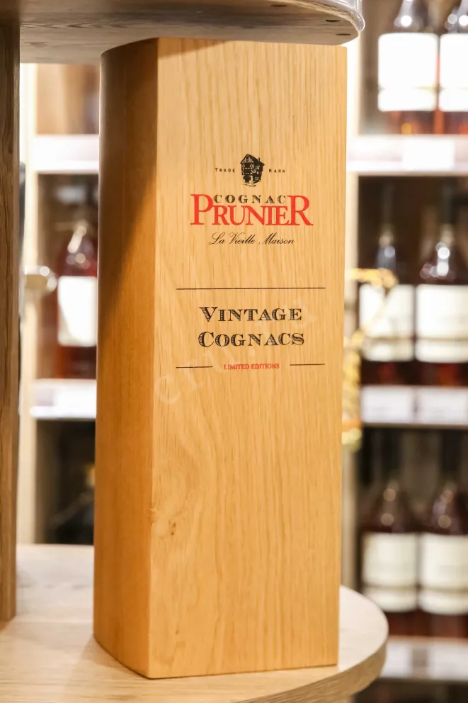 В магазине Крю Профи Prunier Vintage 1994 Borderies AOC in wooden box 1994 0.7 л