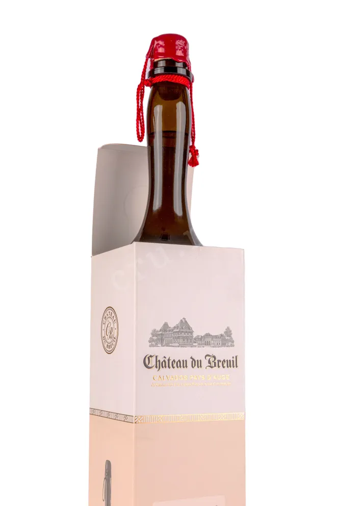 В подарочной коробке Chateau du Breuil Pays dAuge Millesime gift box 2002 0.7 л